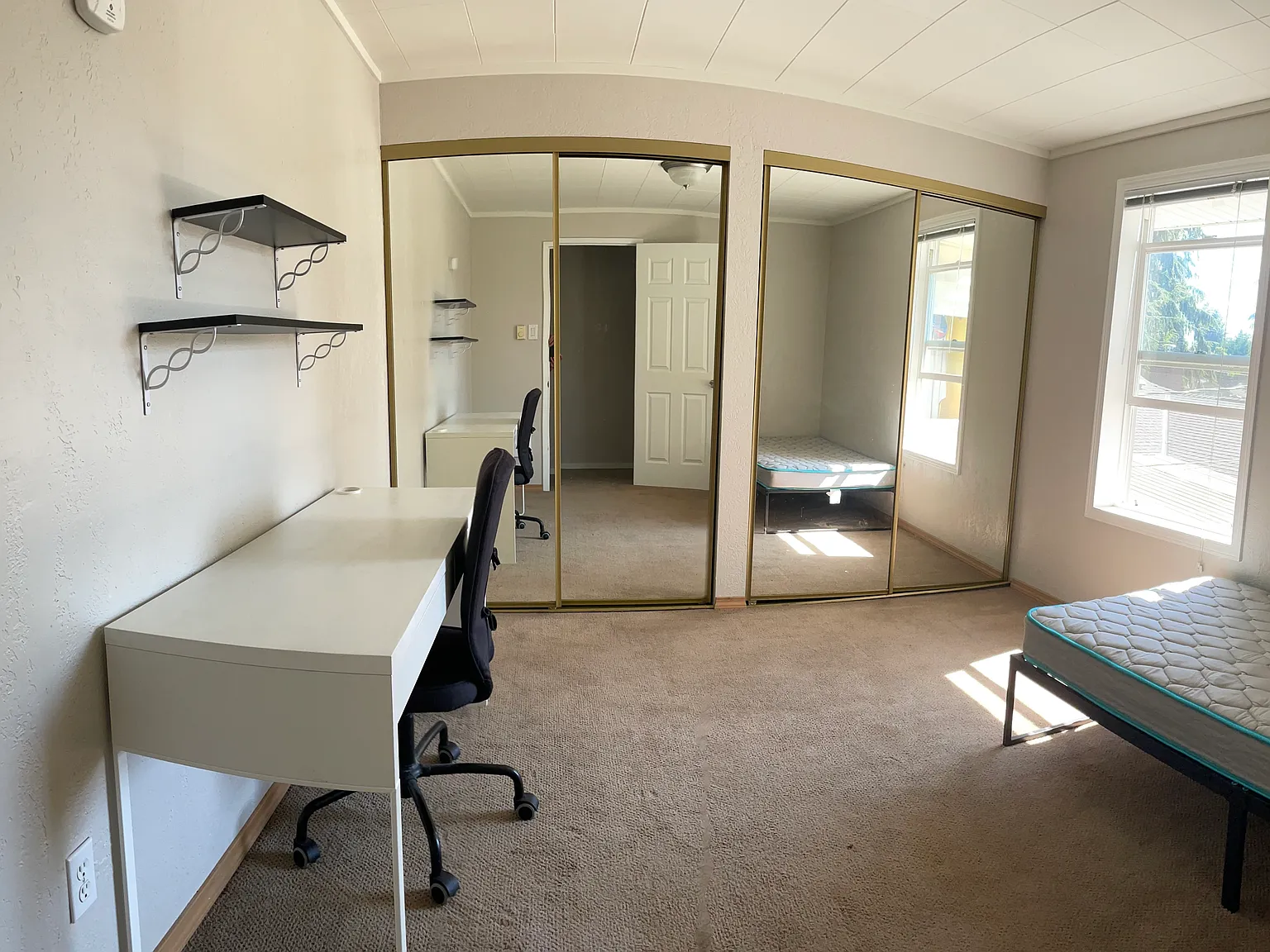 NE Serpentine Pl, Shoreline — Photo 1