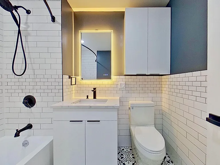 27 Montrose Ave #5T — Photo 23
