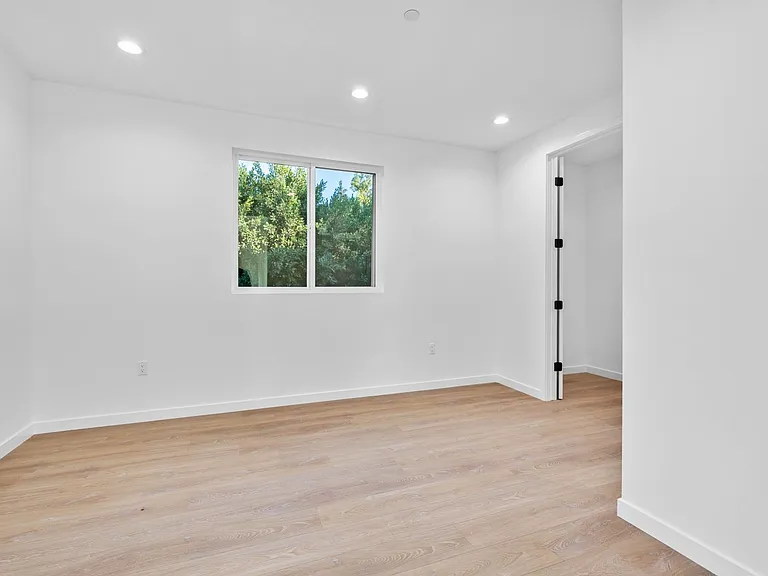6846 Cedros Ave — Photo 12
