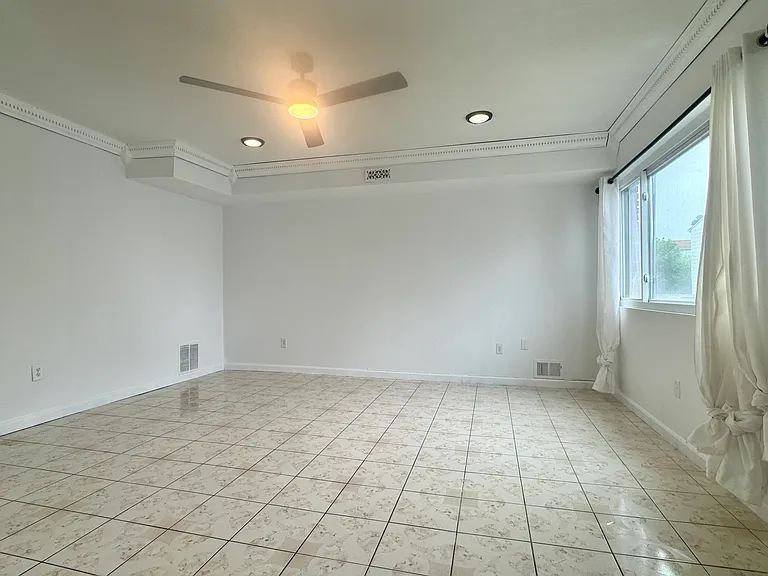 49 Country Dr W — Photo 3