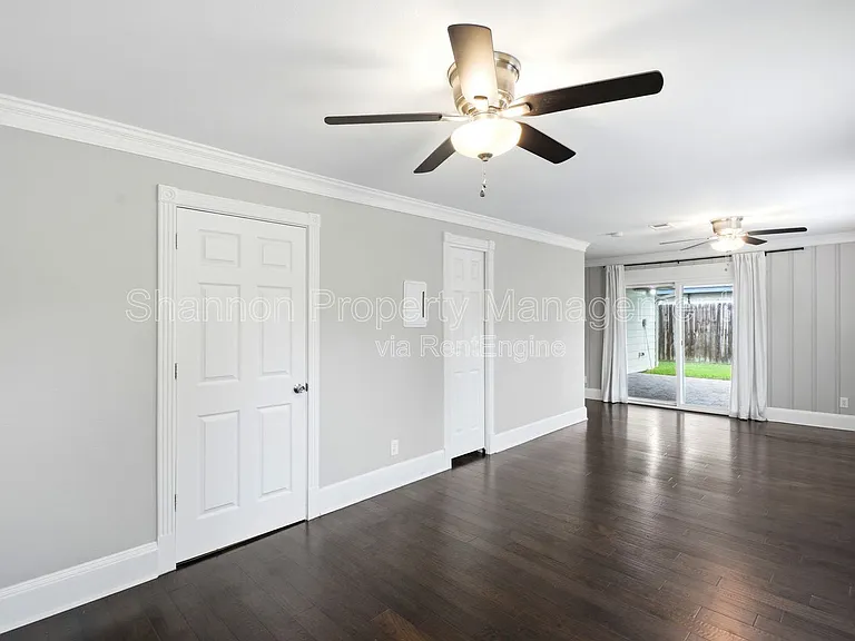 2207 Saxon Dr — Photo 16