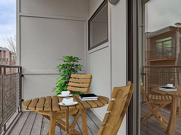4th image of 2100 Greenwood St #208