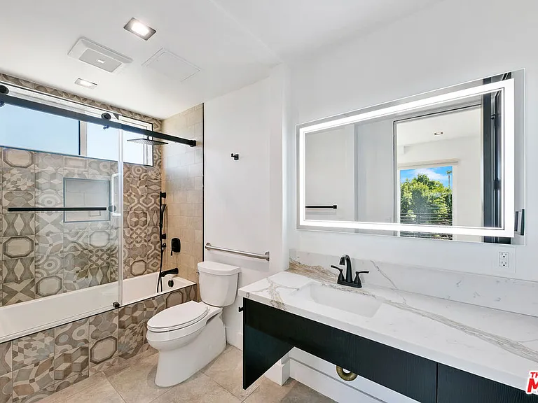 10842 Victory Blvd #201 — Photo 16