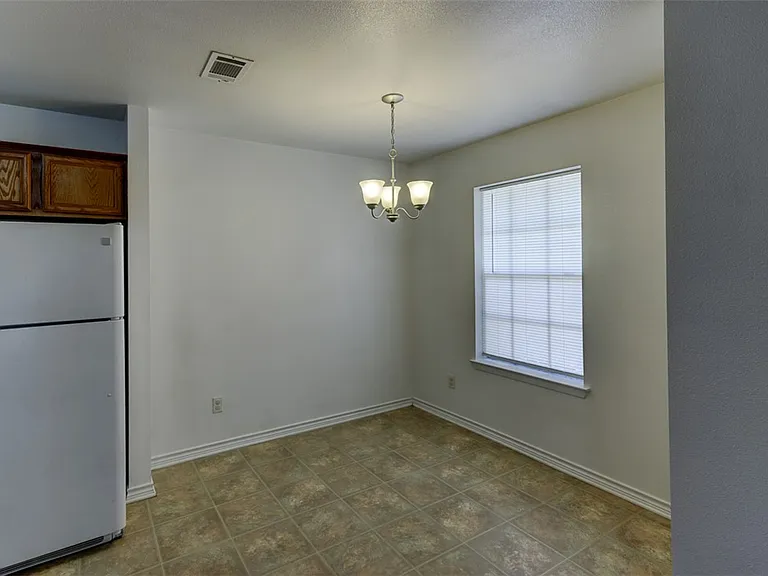 914 Sun Meadow St — Photo 6