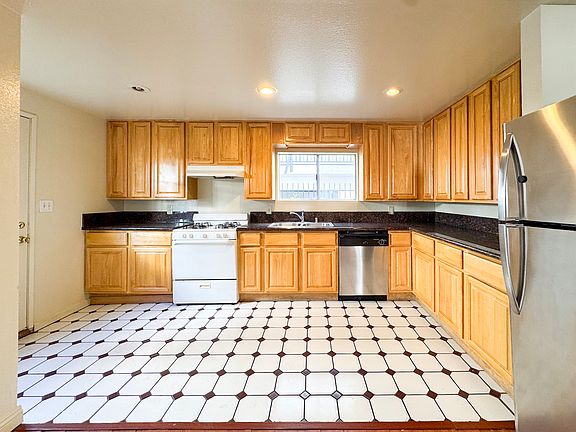 3rd image of 4627 Prospect Ave