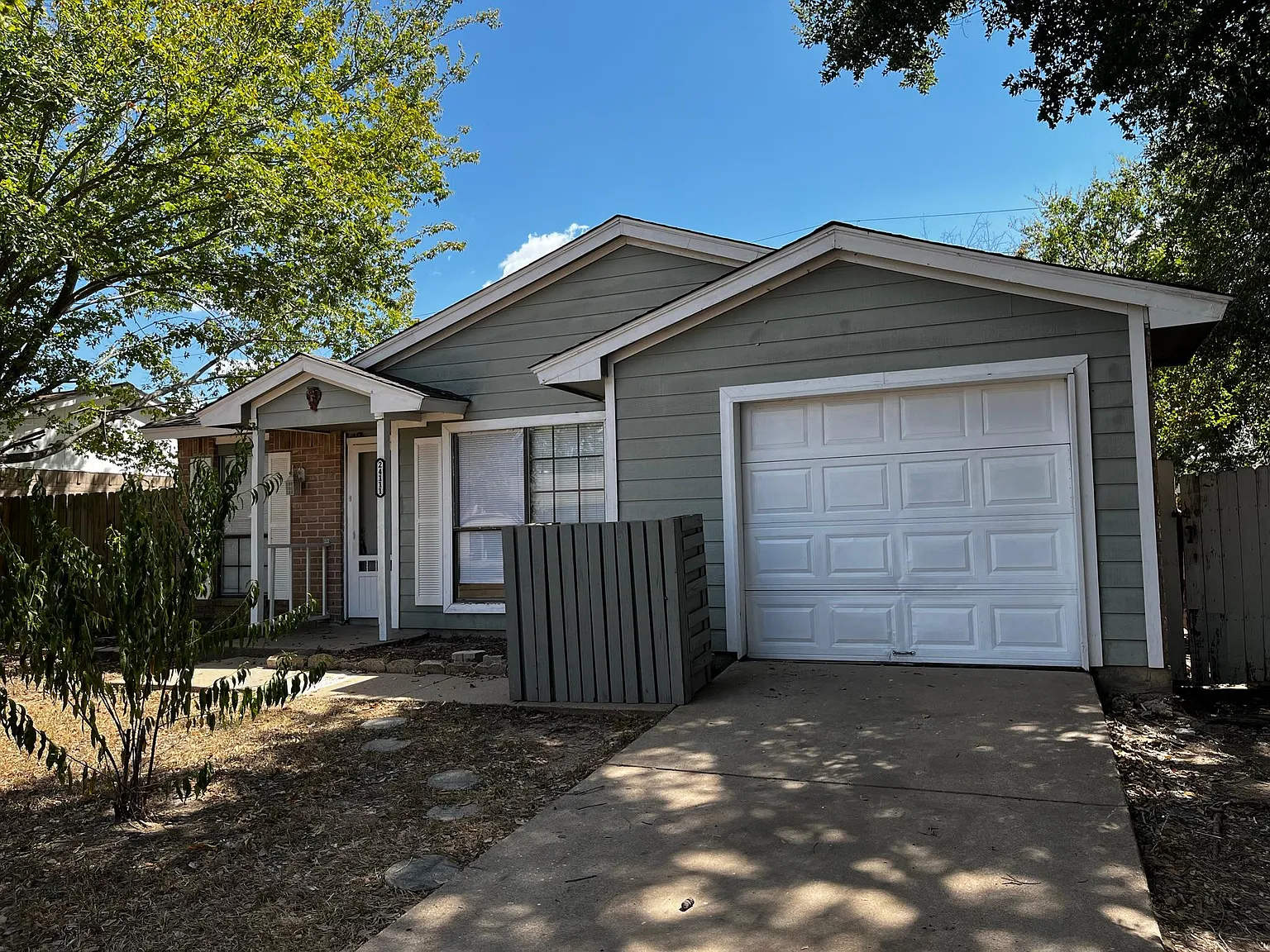 3 bed, 998 sqft, $1,495 — Photo 1
