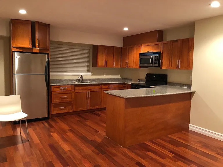208 E 24th St — Photo 3