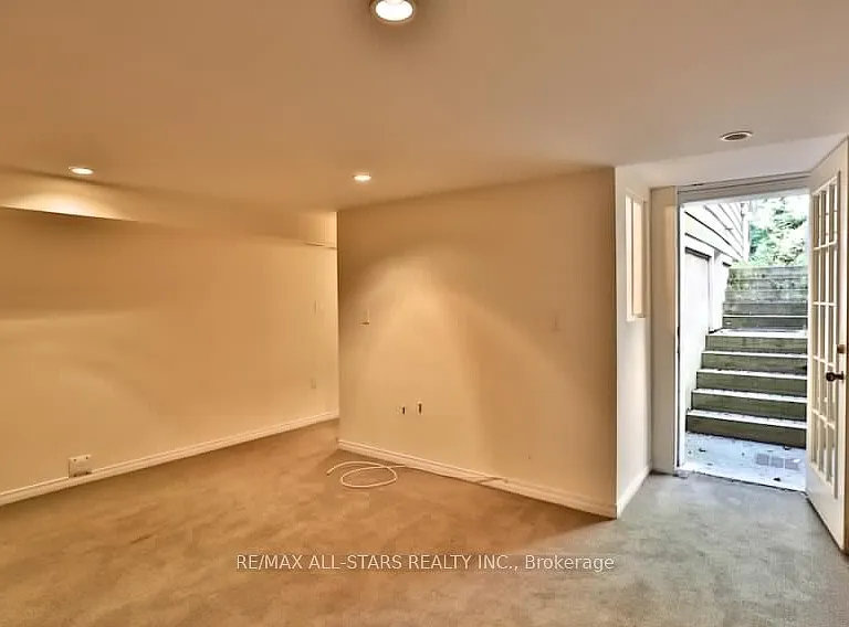 68 Macpherson Ave — Photo 17