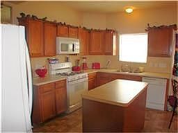 Beautiful kitchen with all appliances!