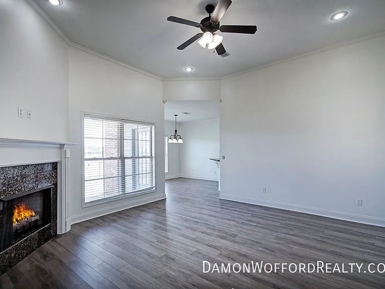 142 Lakeway Dr — Photo 6