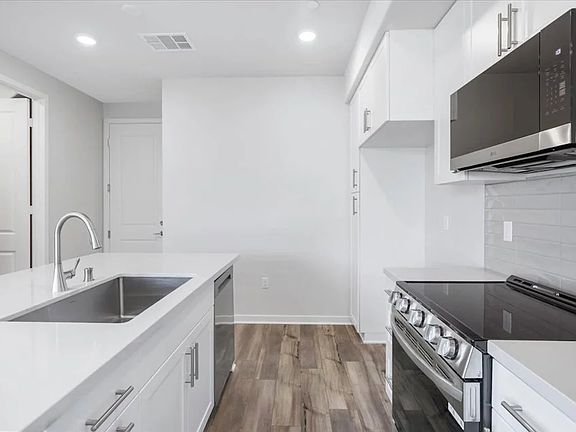 Kitchen & Island - Picture taken before the refrigerator was installed
