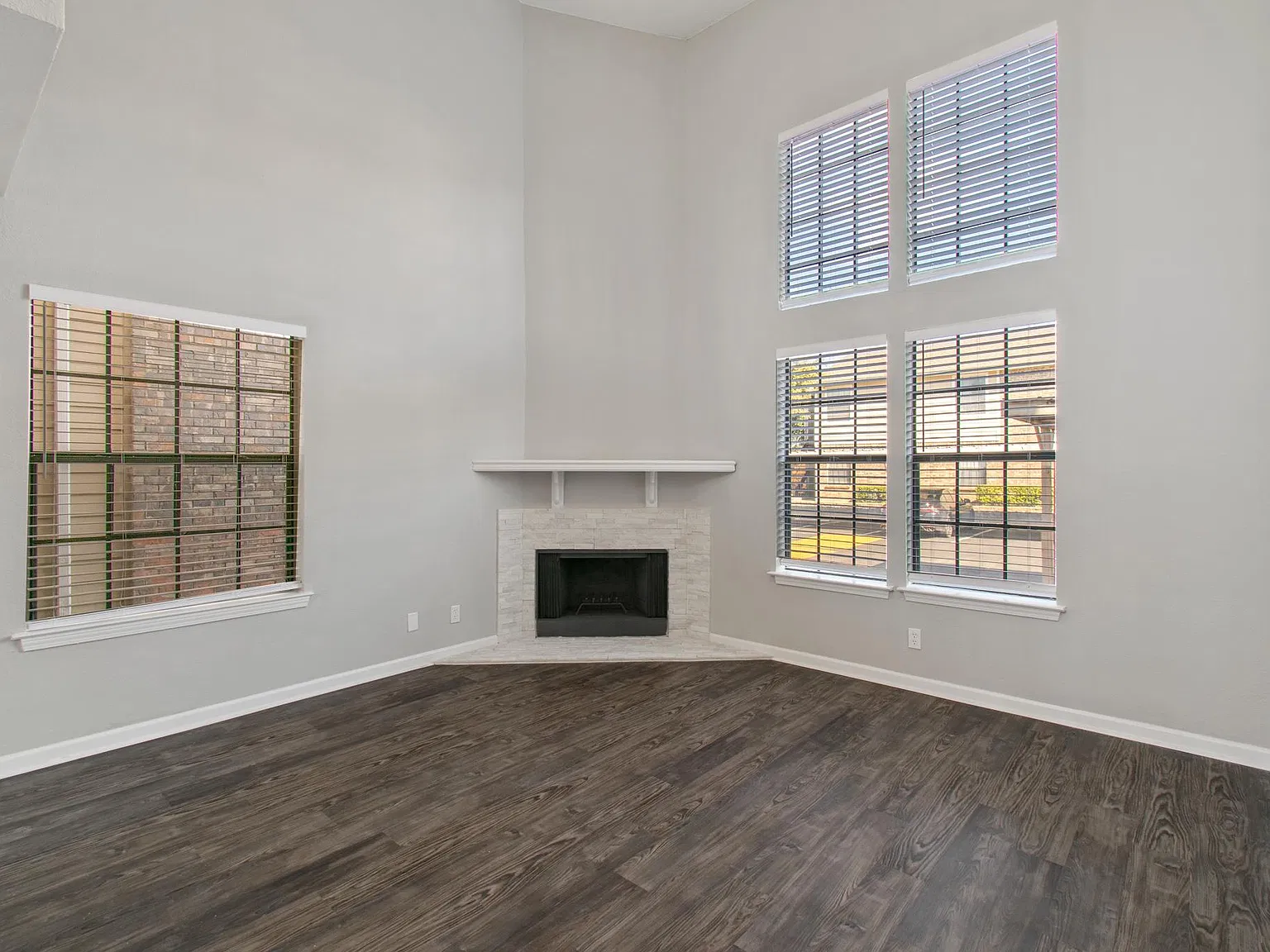 1 bed, 1.5 bath, 827 sqft, $1,400 — Photo 1