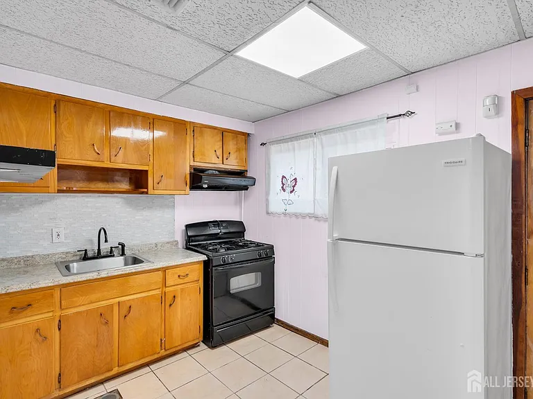 287 E Smith St — Photo 18