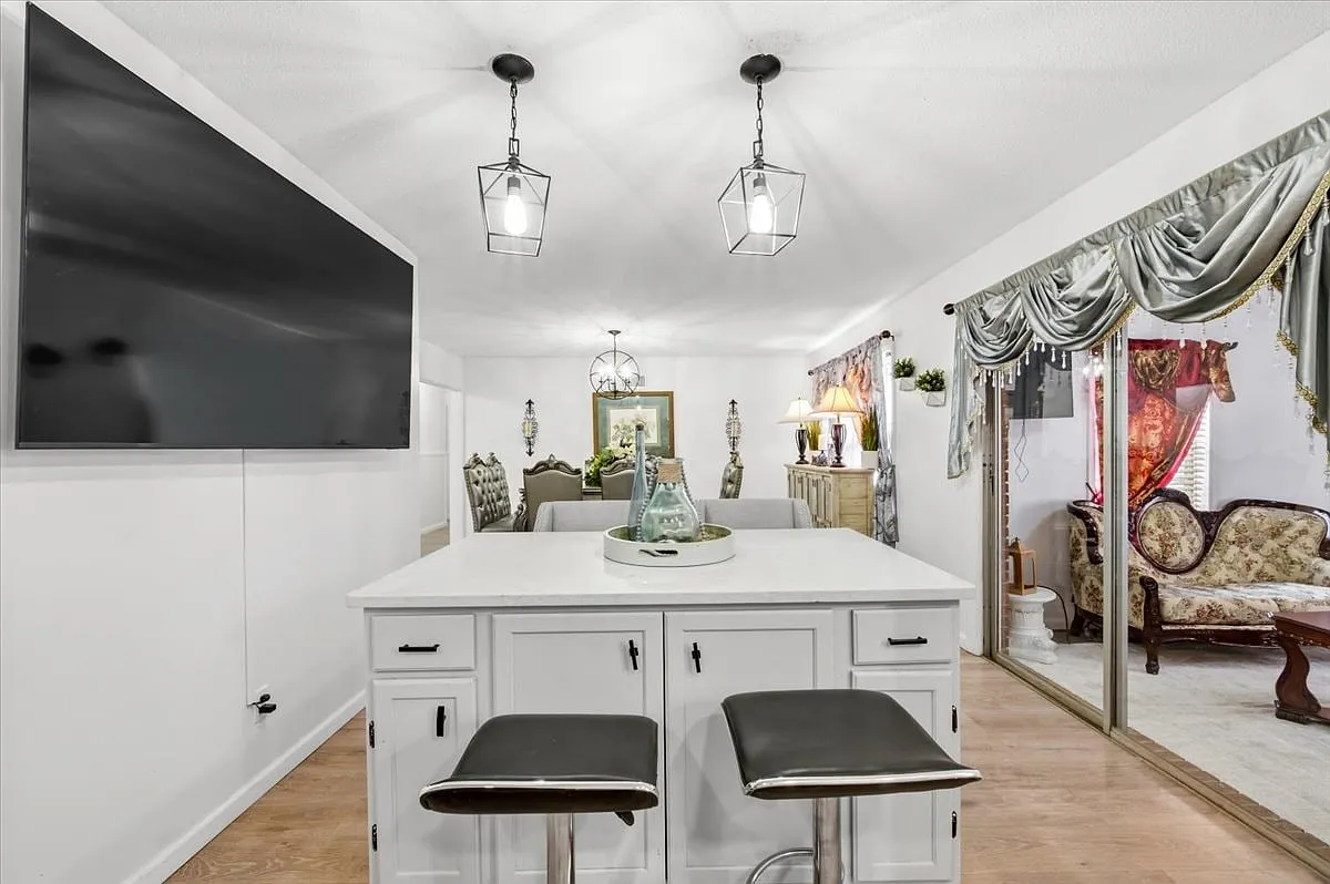4 bed, 1947 sqft, $3,200 — Photo 3