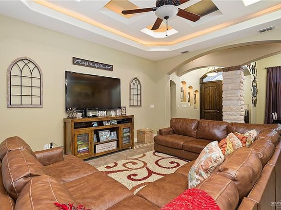 3rd image of 319 Estrella St