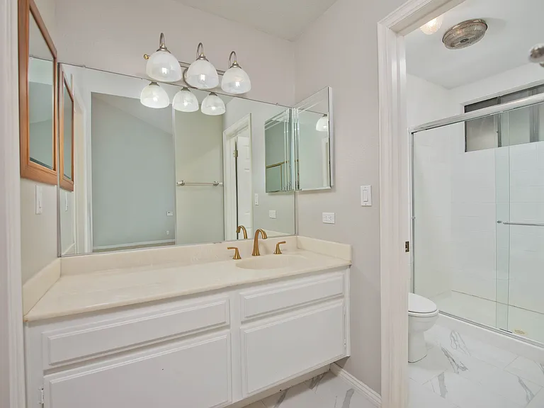 21730 Marylee St — Photo 17