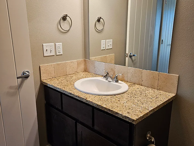 811 E Wandering Ln — Photo 14