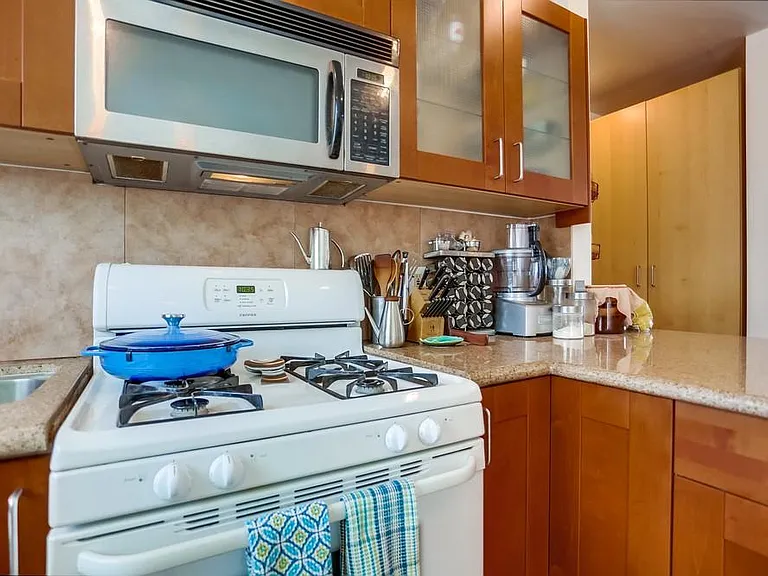 1063 Loring St — Photo 4