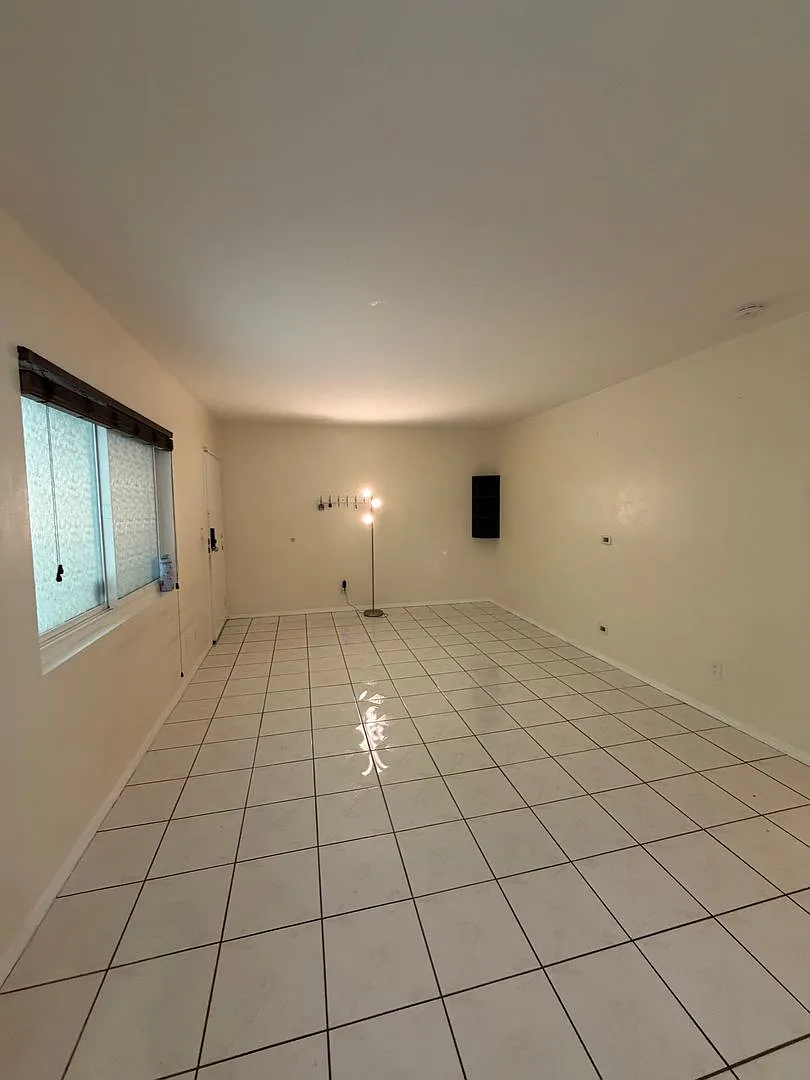 3 Bedrooms and 3 baths condo unit in the heart of Sherman Oaks. — Photo 3