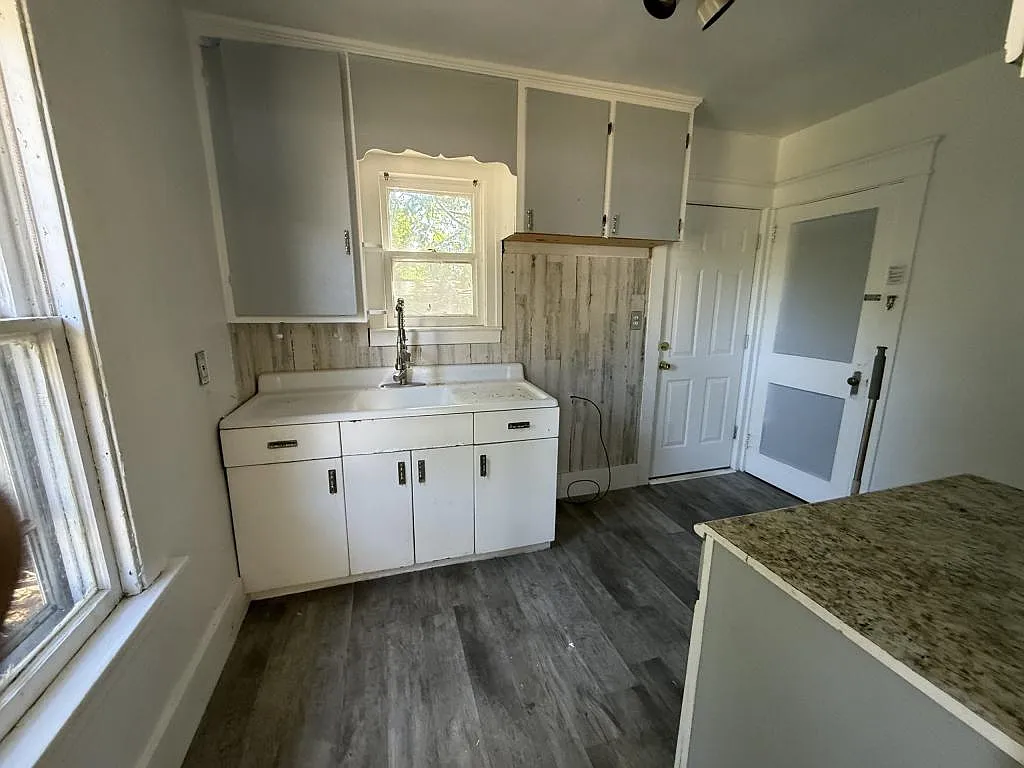 940 Stocker Ave — Photo 2
