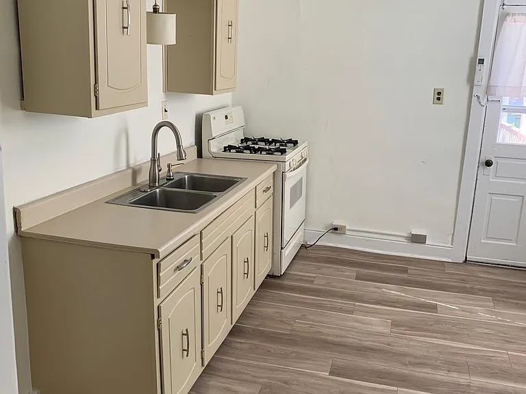 227 Herr St #3 — Photo 14