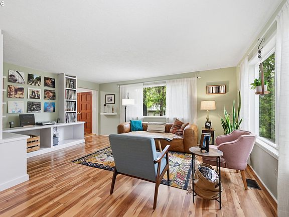 5th image of 610 Empress Ave
