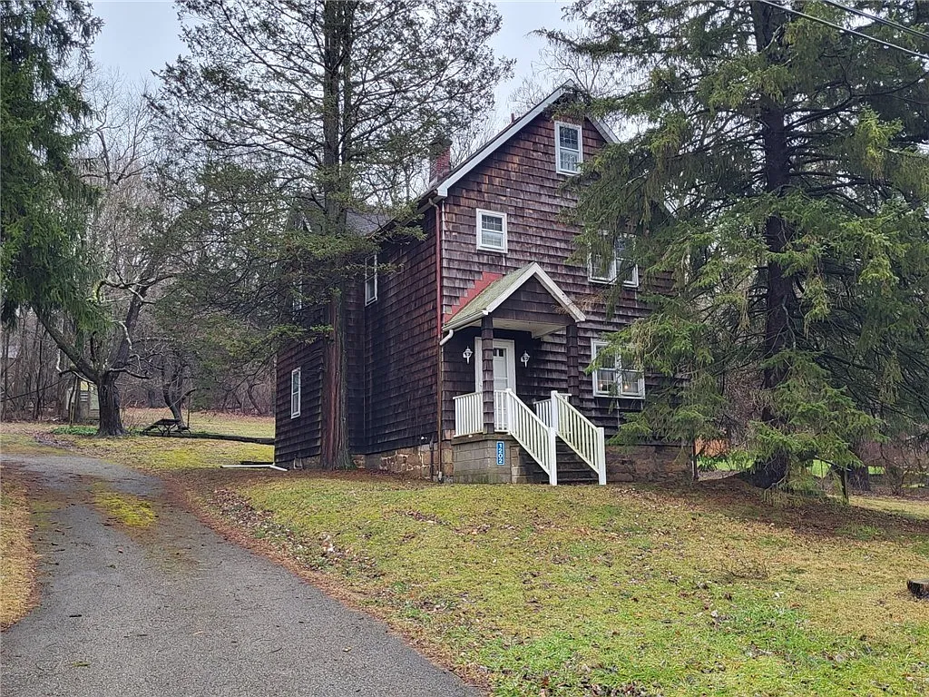 1202 Millwood Rd photo 1