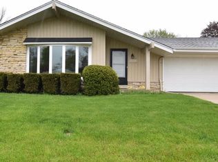 13750 W Old Oak Ln, New Berlin, WI 53151