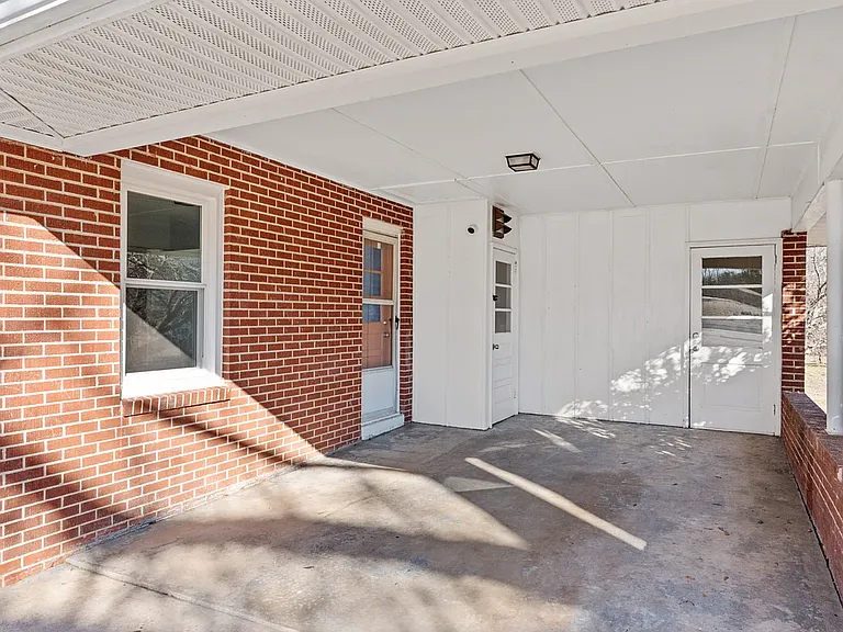 420 Brock St — Photo 2