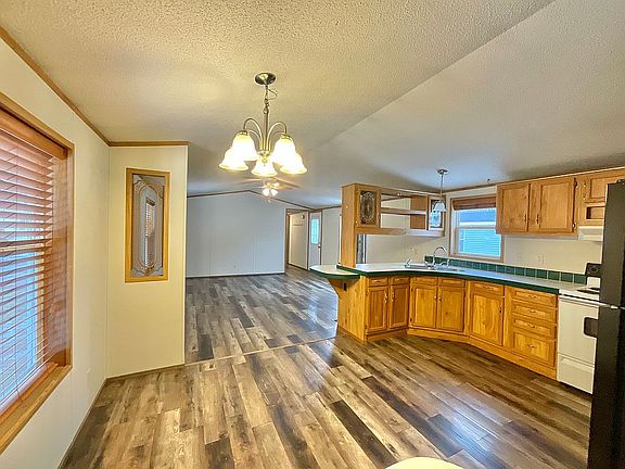 3rd image of 312 Mozart Ave E