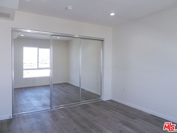 4th image of 1019 S Catalina St #406