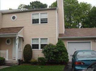 9 Stone Cmns, Yaphank, NY 11980