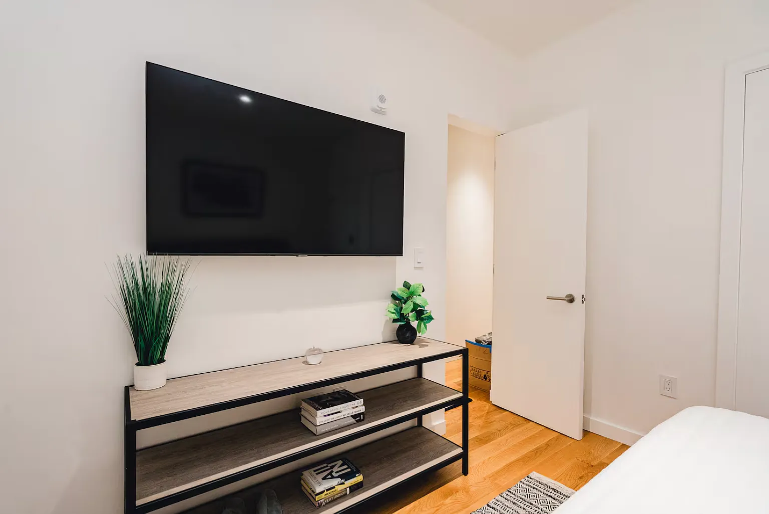 2 bed, 1100 sqft, $5,520 — Photo 2