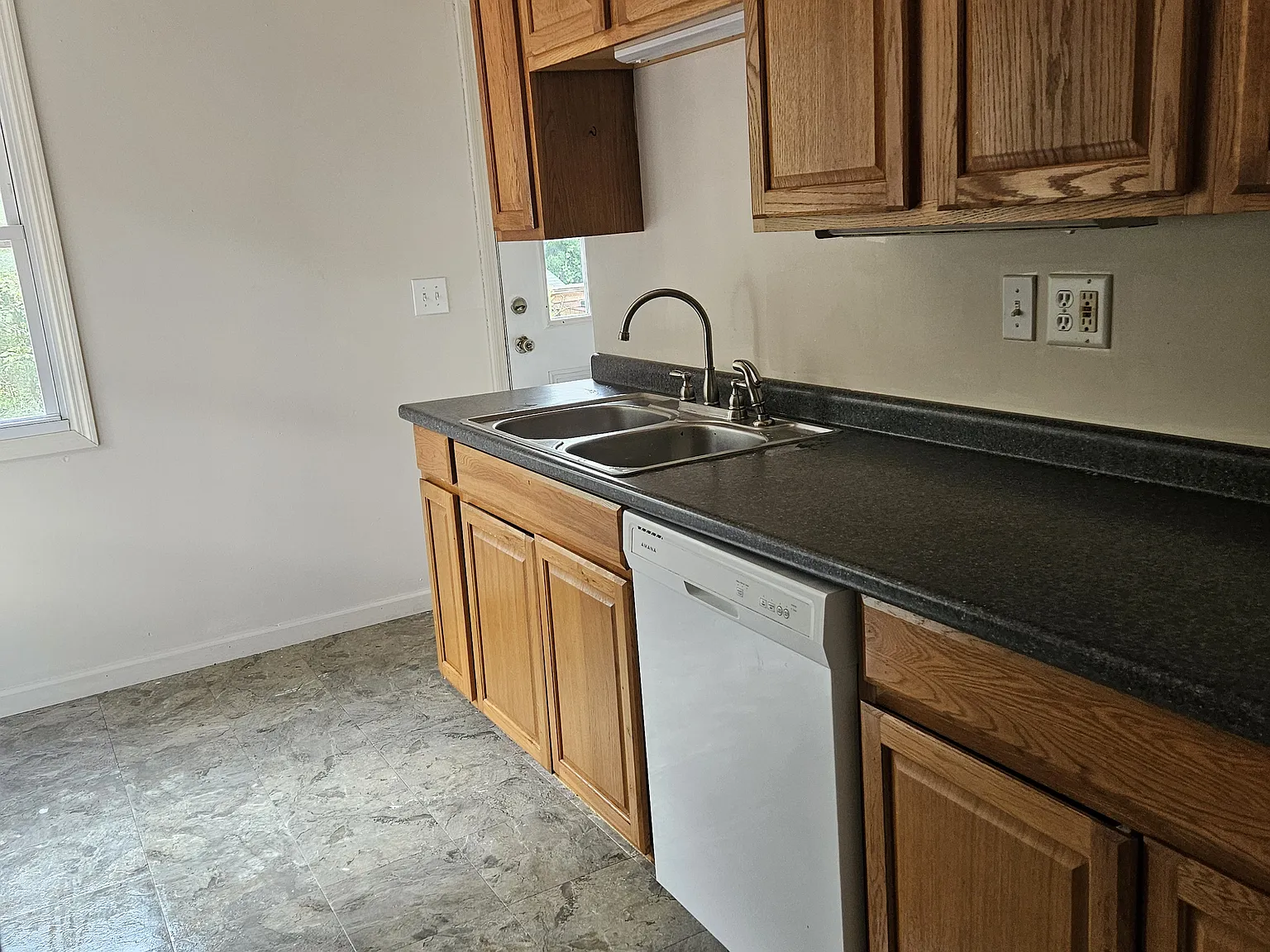 3 bed, 1056 sqft, $1,900 — Photo 4