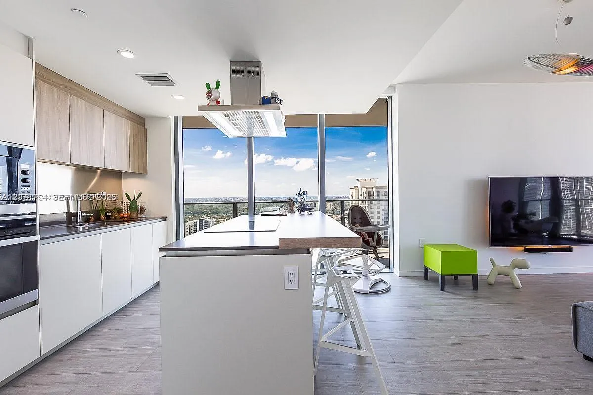 2 bed, 2.5 bath, 1356 sqft, $8,500 — Photo 2