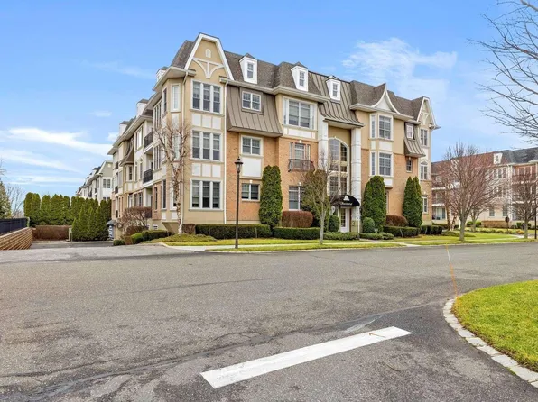 1123 Roosevelt Way #56, Westbury, NY 11590