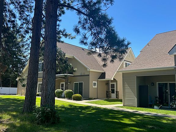 Unit faces greenbelt