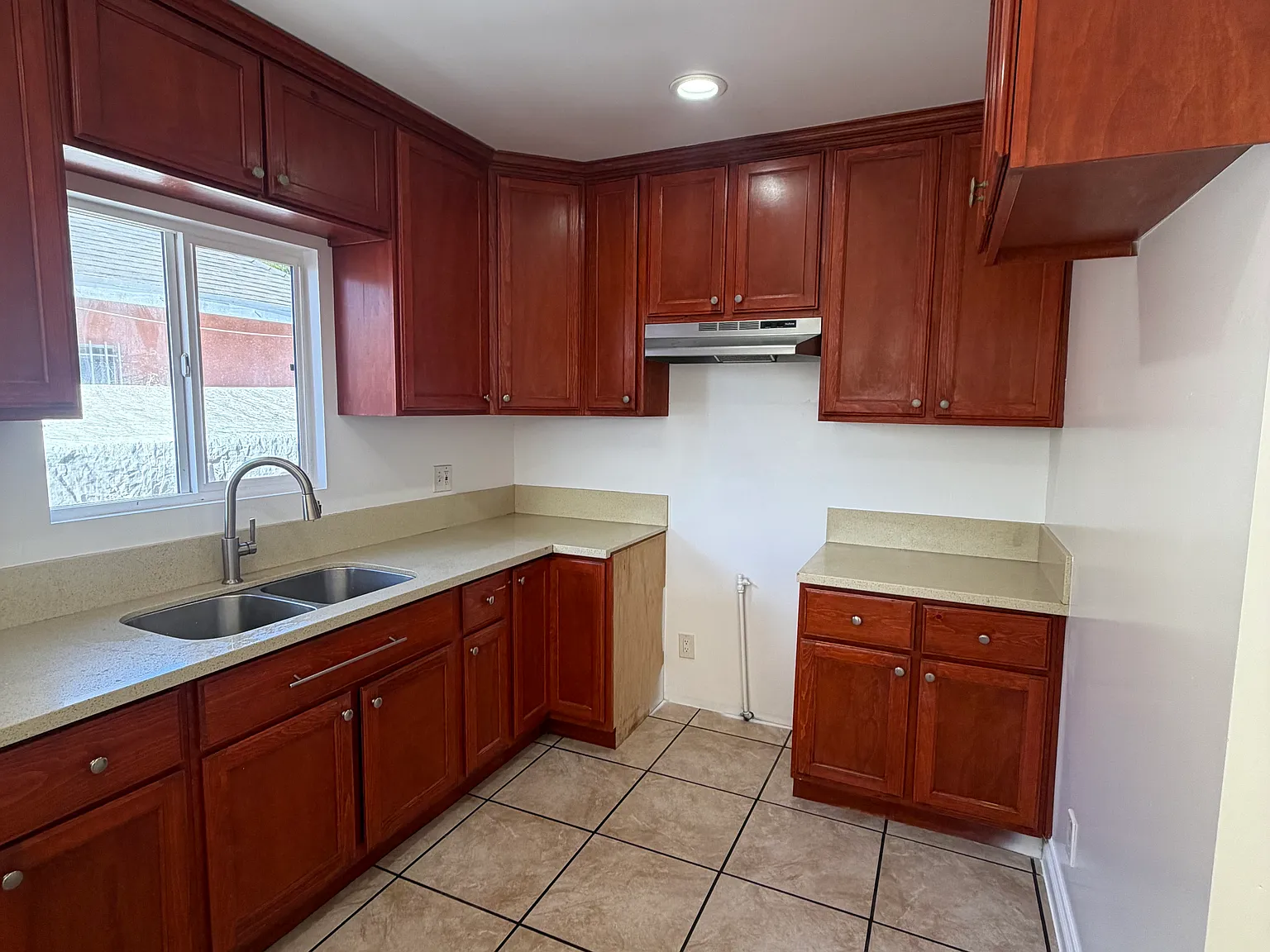 3 bed, 984 sqft, $3,000 — Photo 4