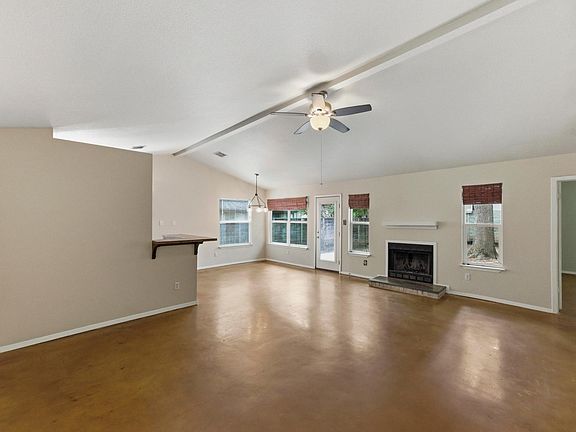 3rd image of 723 Shade Tree Dr