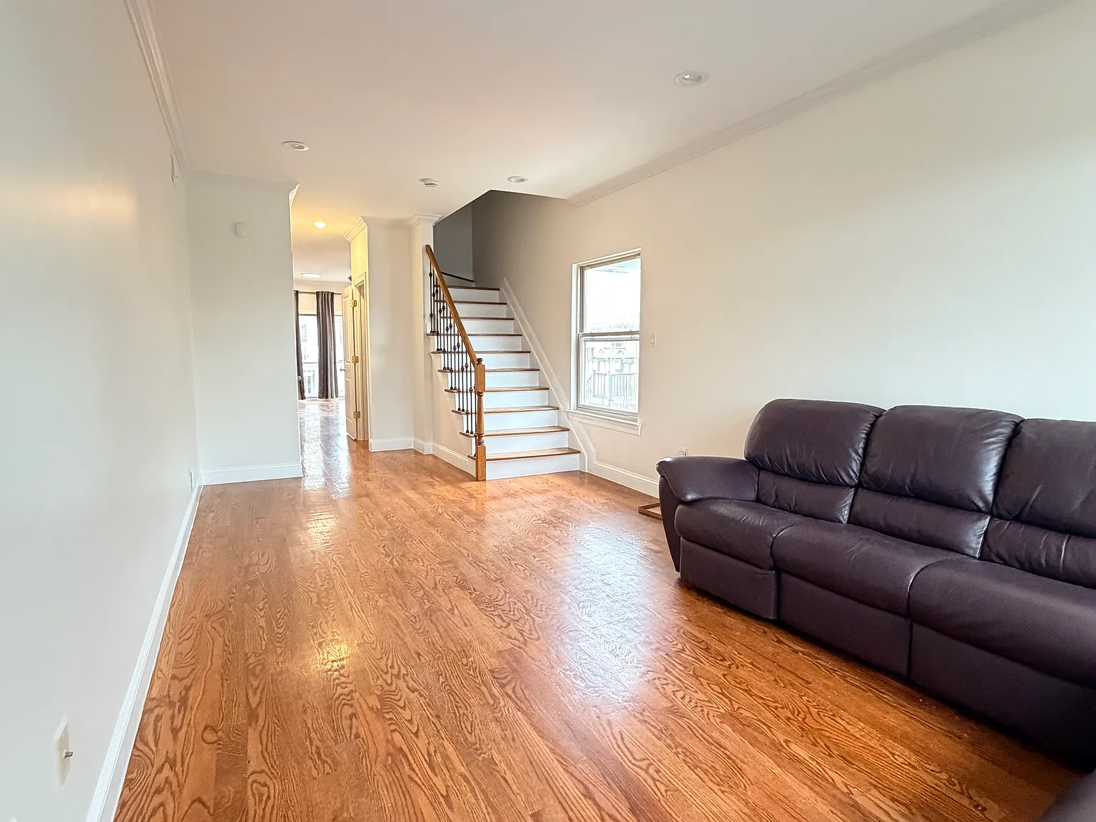 4 bed, 1.5 bath, 1800 sqft, $4,000 — Photo 2