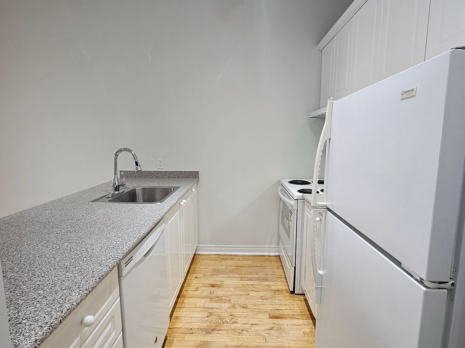 524 Yonge St — Photo 3