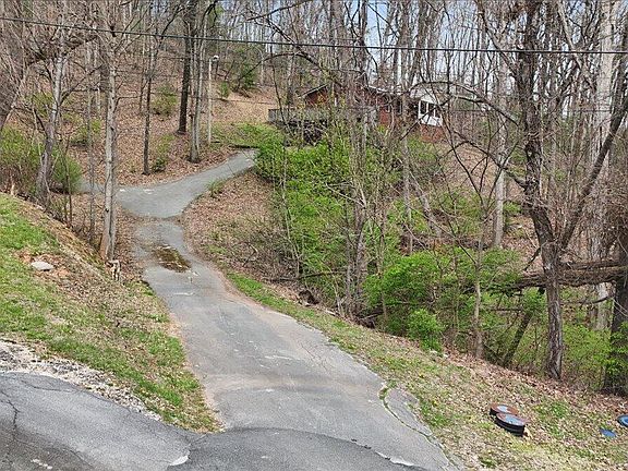 3rd image of 216 Fitzsimmons Hill Rd