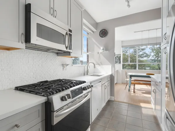 2727 Palisade Avenue image 5 of 18