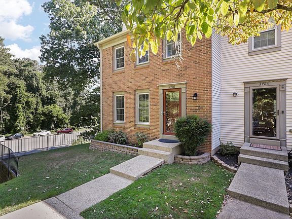2nd image of 5701 Edgewater Oak Ct #1