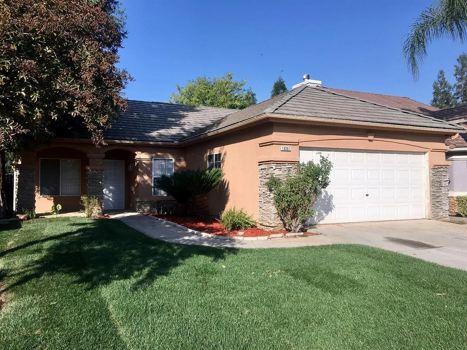 3 bed, 1100 sqft, $2,450 — Photo 2