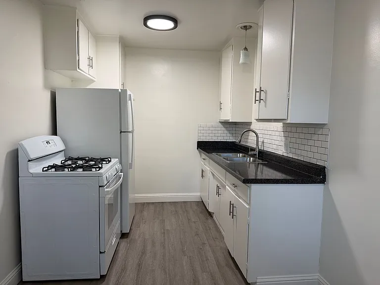 Welcome to the Dailey Court Apartments! — Photo 9