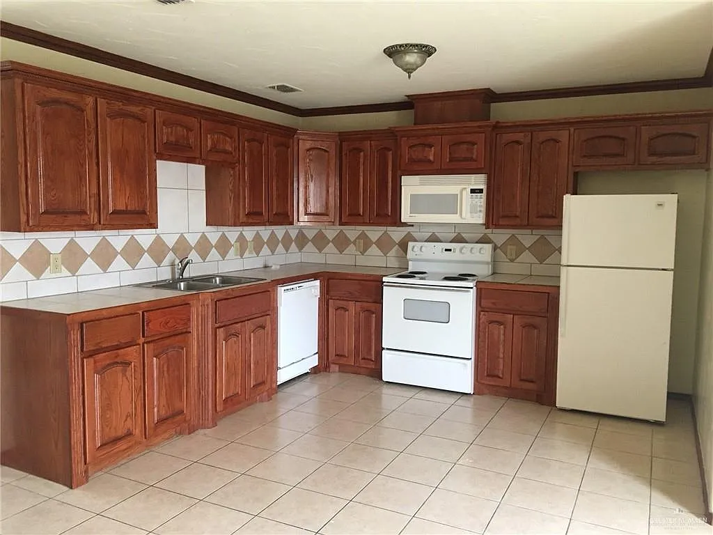 2 bed, 2.0 bath, 2706 sqft, $780 — Photo 3