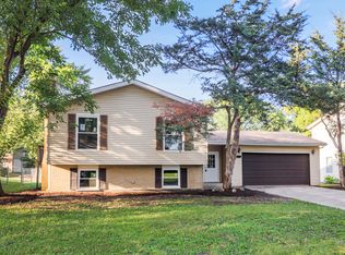 422 Maple Ln, Darien, IL 60561