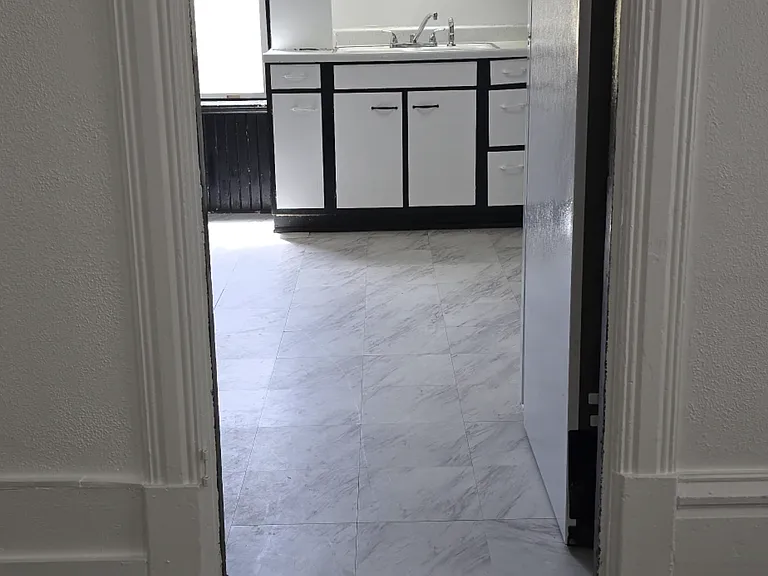 435 Center Ave — Photo 2