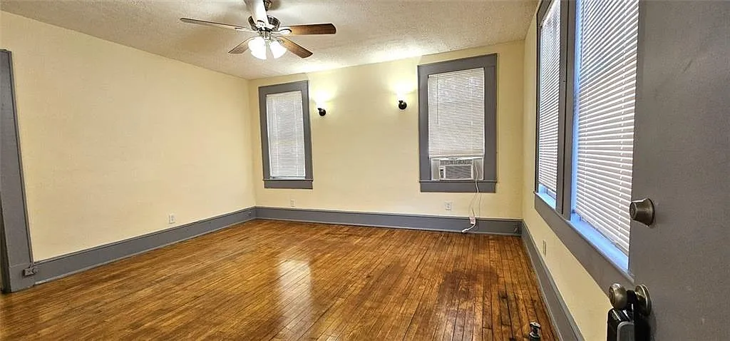1 bed, 1.0 bath, 3304 sqft, $1,350 — Photo 1